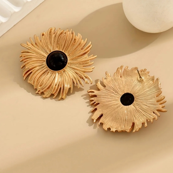 Elegant Flower Shaped Earring - Picture 2 of 3